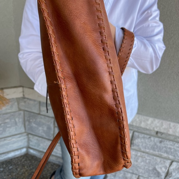 Beautiful faux leather crossbody bag. Excellent condition like new - Picture 4 of 11